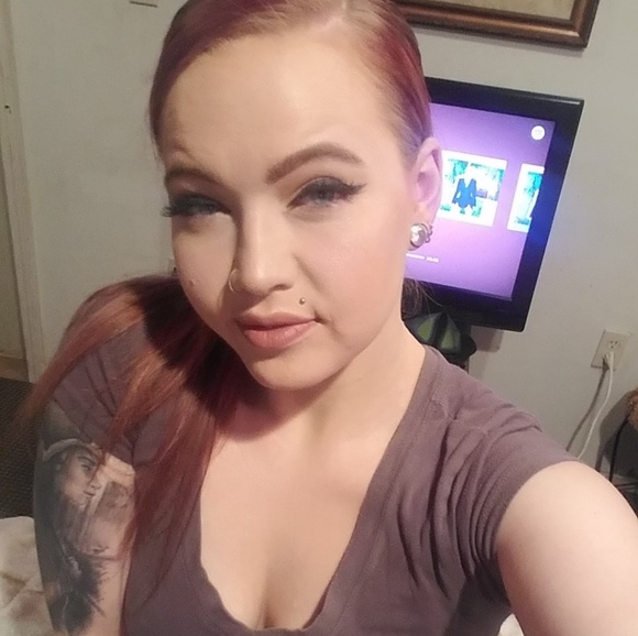 Meet your Posher, Stephanie - Picture 2 of 8